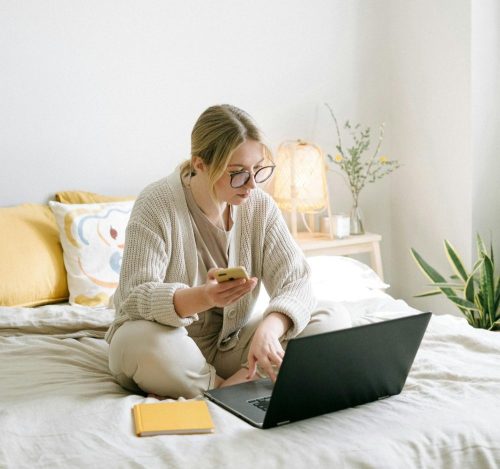 Chica sacándose su visado nómada digital España decidida a irse a Mallorca para alejarse del frío del invierno.